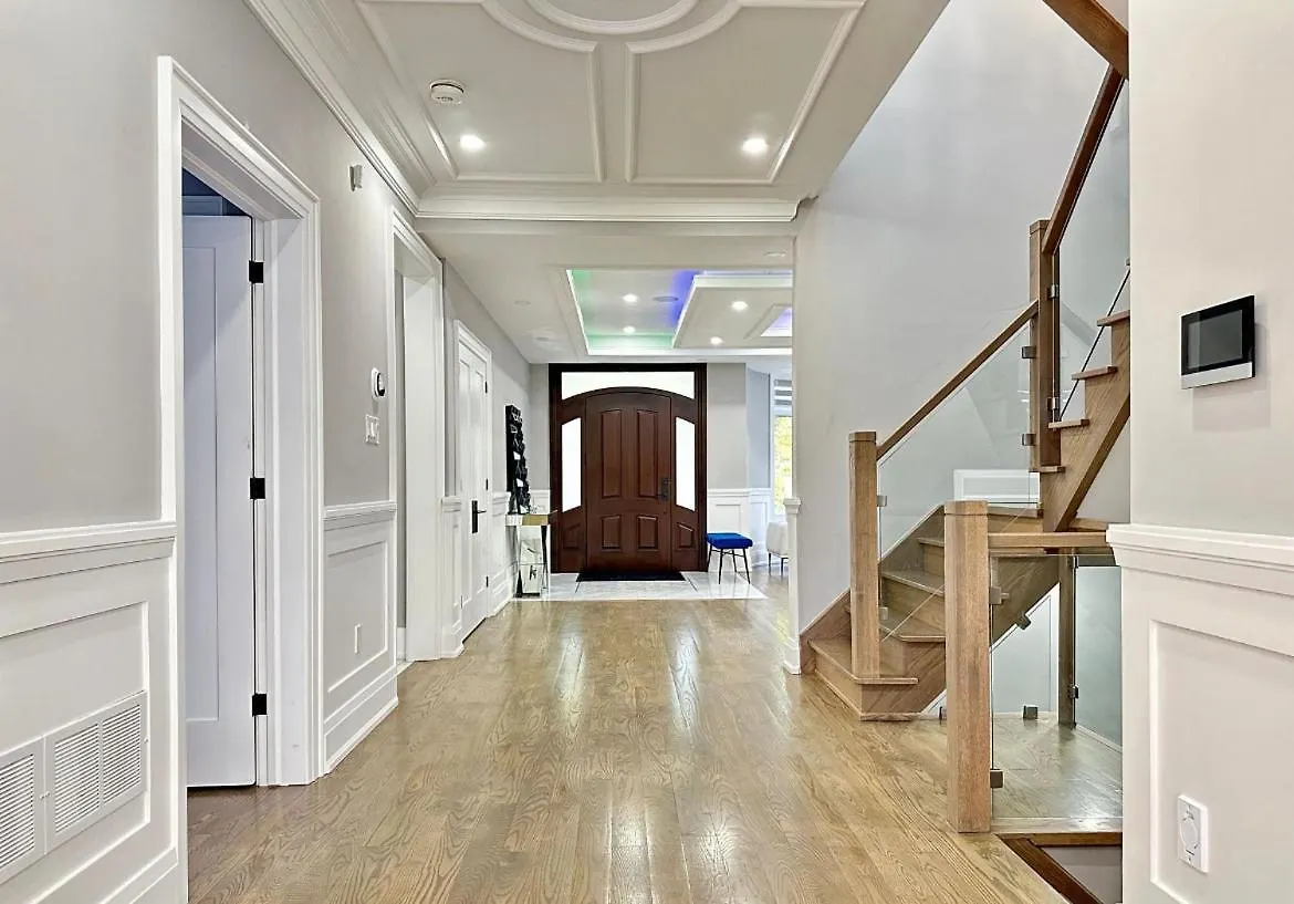 Luxurious House In Scarborough contacts